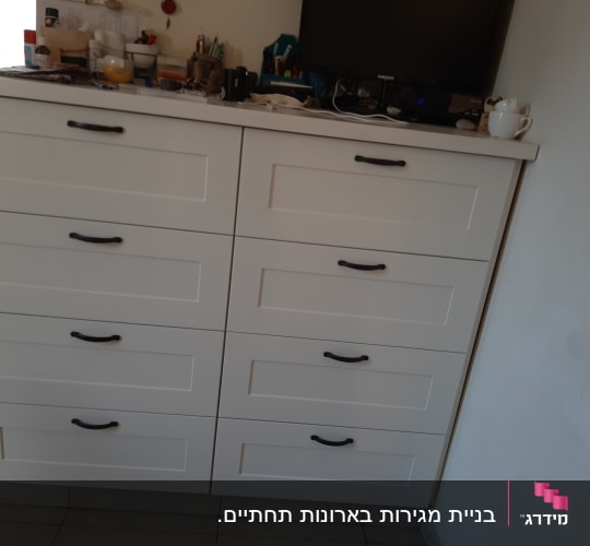 ארון 8 מגירות לבנות בסגנון שייקר עם ידיות שחורות